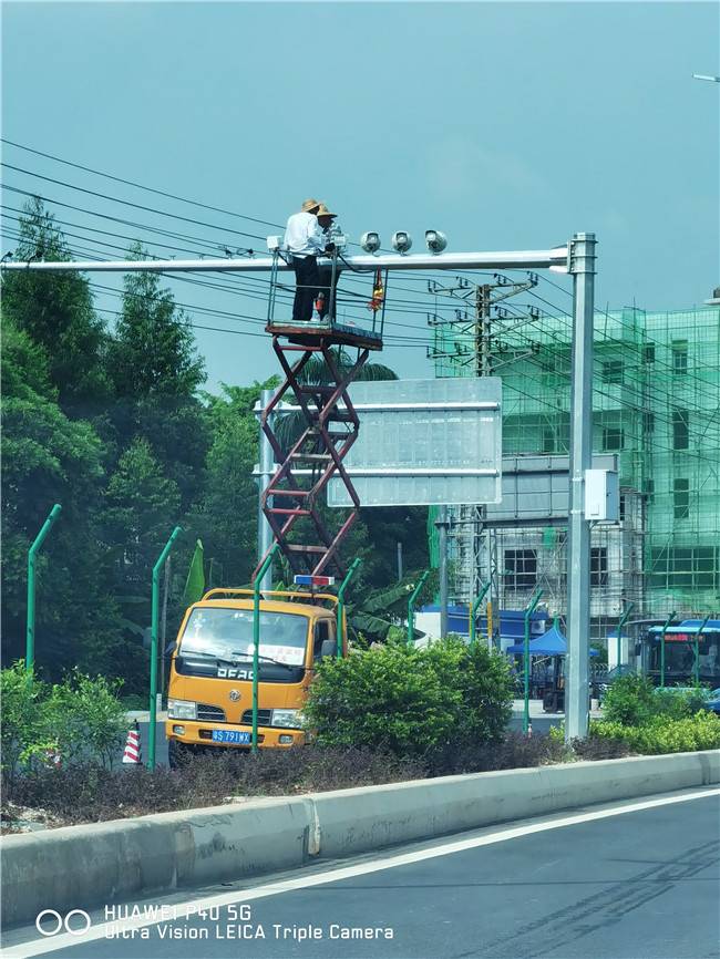 治安监控电子警察安装现场-31