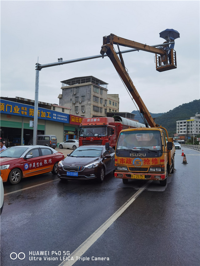 治安监控电子警察安装现场-08